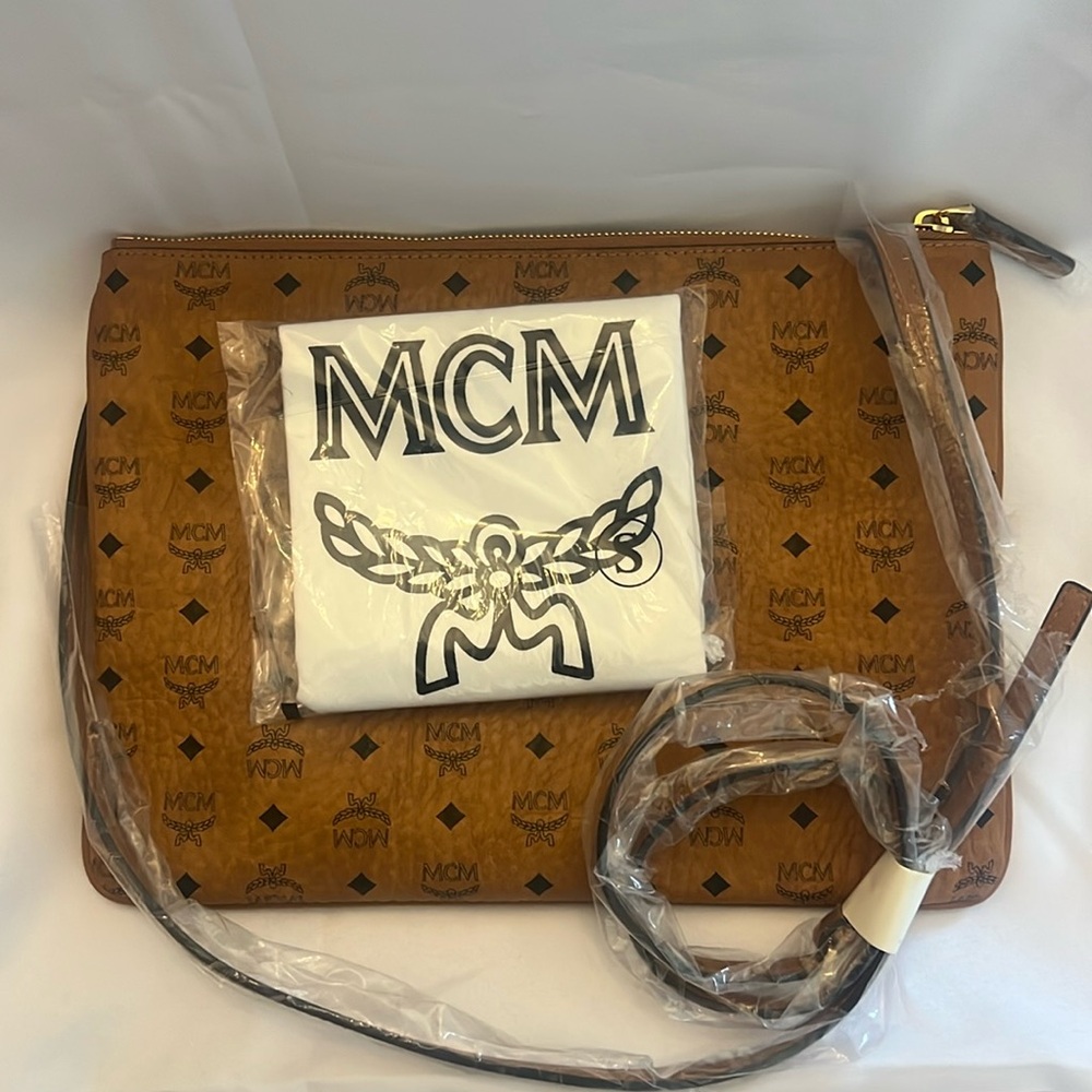 the medium Liz can be reversed to show off the hypnotic Cubic monogram pattern. - Picture 6 of 6